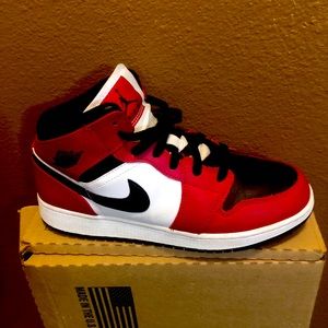 Size:7-7.5 Brand: Jordan Reebok Nike